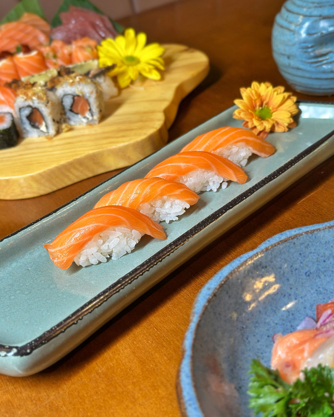 Drink e prato servido no Noka Sushi