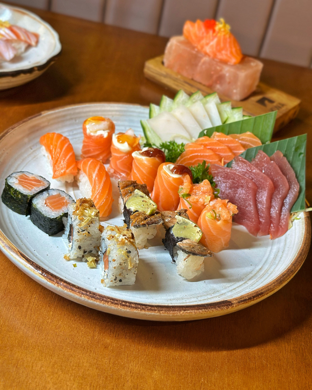 Drink e prato servido no Noka Sushi